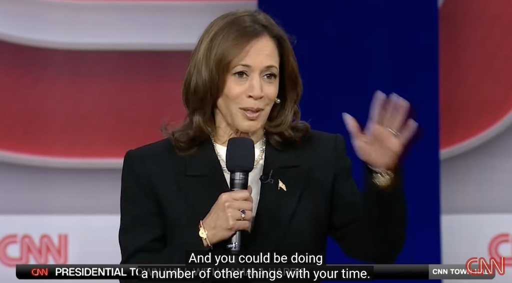 Kamala Harris durante il suo recente town hall, incontro con elettori, alla Cnn.